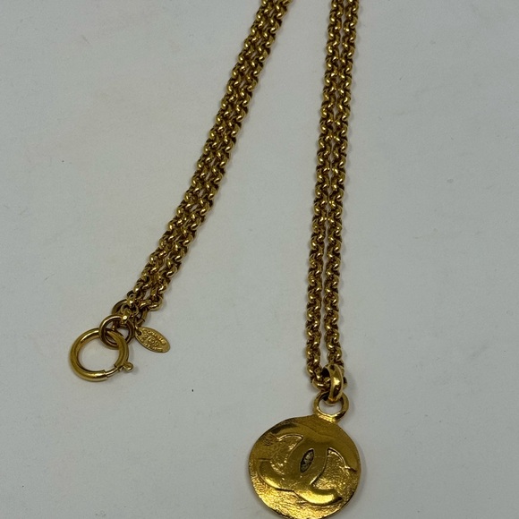 π― Authentic Chanel Vintage Round CC Mark Pendant Necklace Gold Toned - Picture 4 of 6